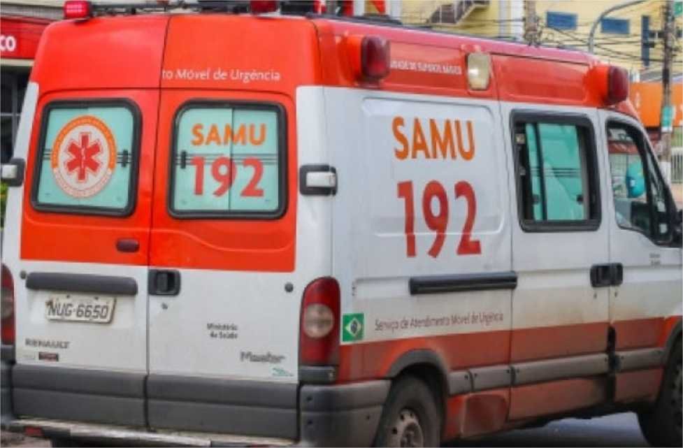 Adolescente morre após bater moto em caminhão parado em avenida