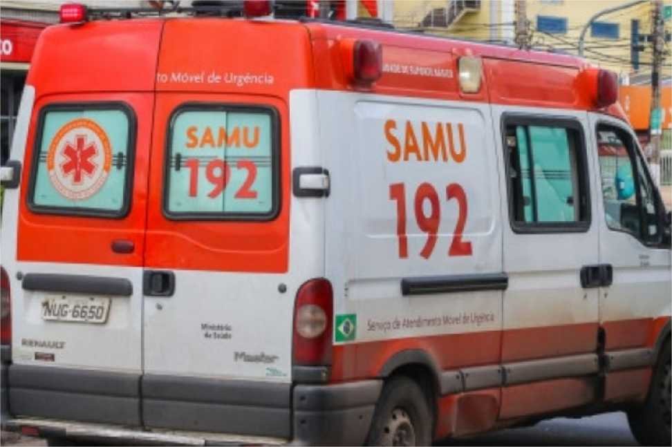 Motociclista morre ao ser atingido por trator em avenida