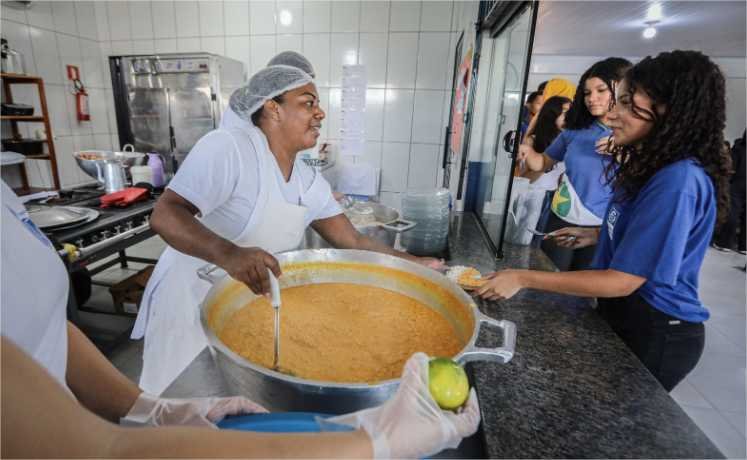 “O cardápio servido na minha escola tem gostinho de comida de mãe”, destaca estudante