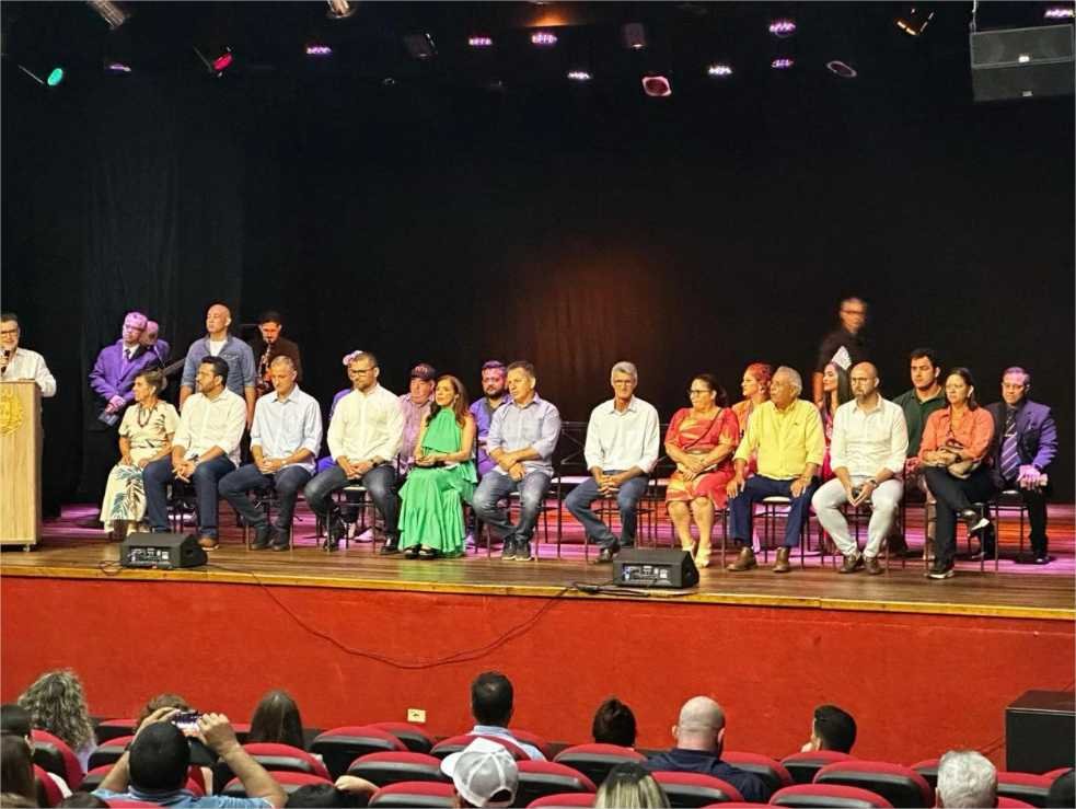 Alta Floresta reinaugura Teatro Agostinho Bizinoto com apoio de lideranças políticas