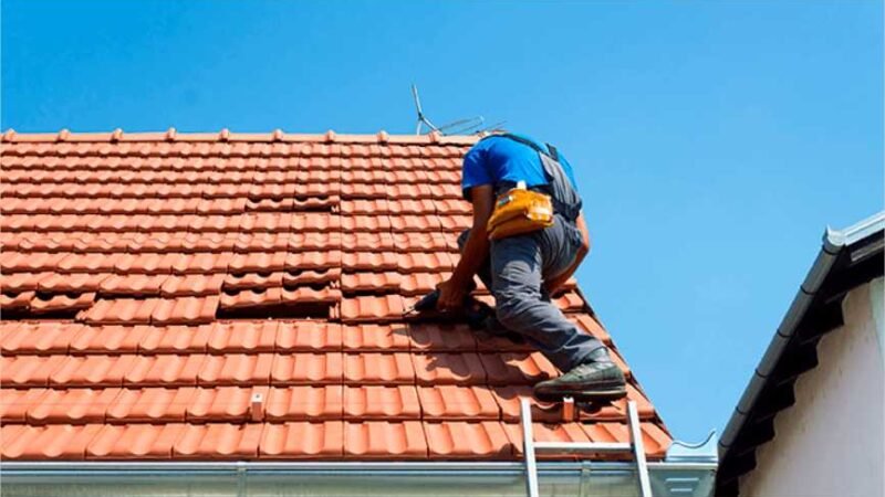 Idoso tenta arrumar telhado e morre ao cair de altura de seis metros