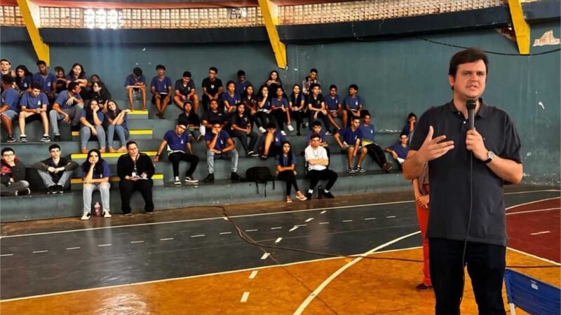 Thiago Silva promove palestra sobre saúde mental para estudantes