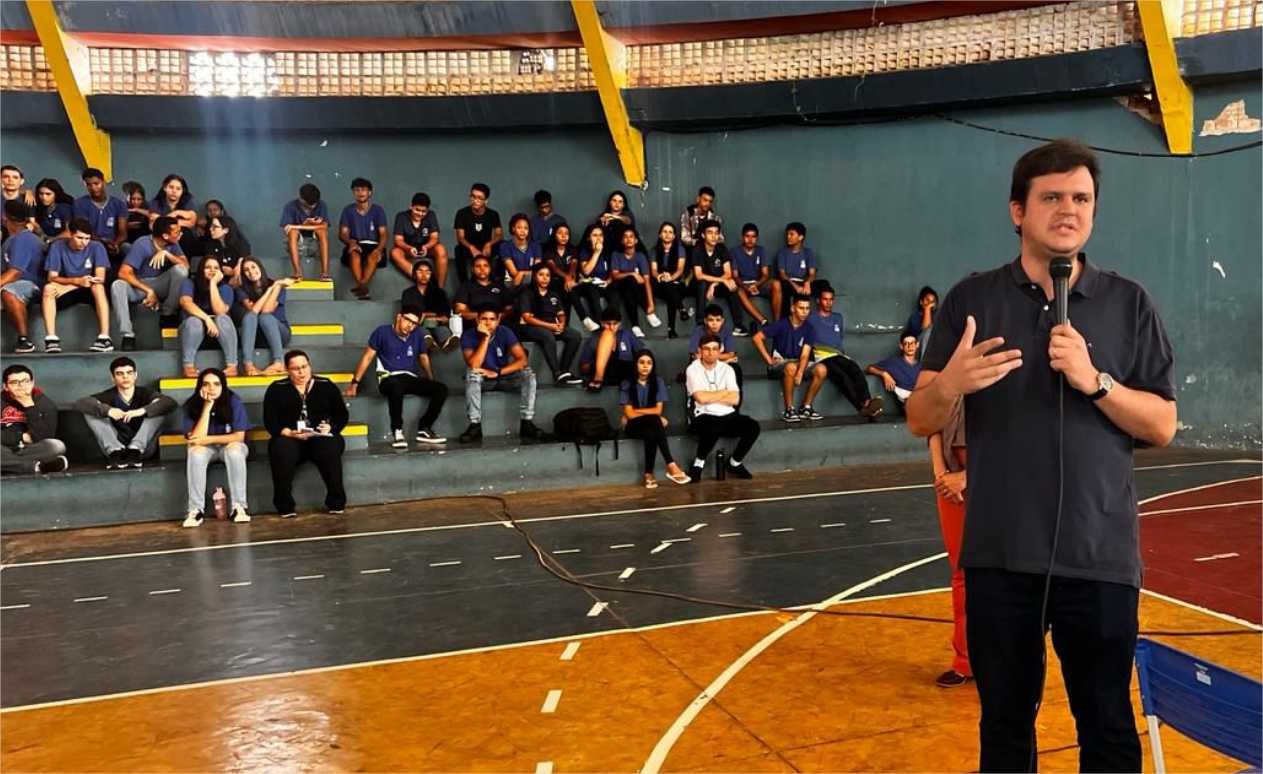Thiago Silva promove palestra sobre saúde mental para estudantes