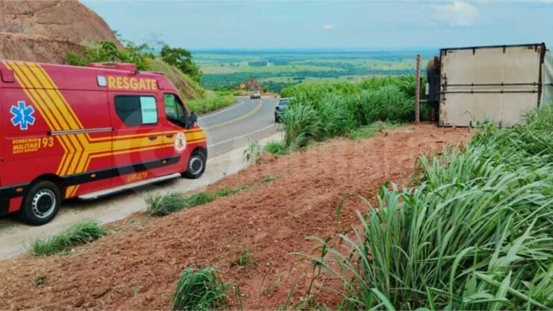 Motorista de 28 anos é socorrido após carreta tombar em rodovia