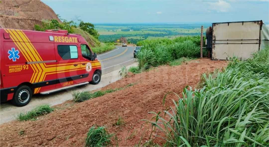 Motorista de 28 anos é socorrido após carreta tombar em rodovia