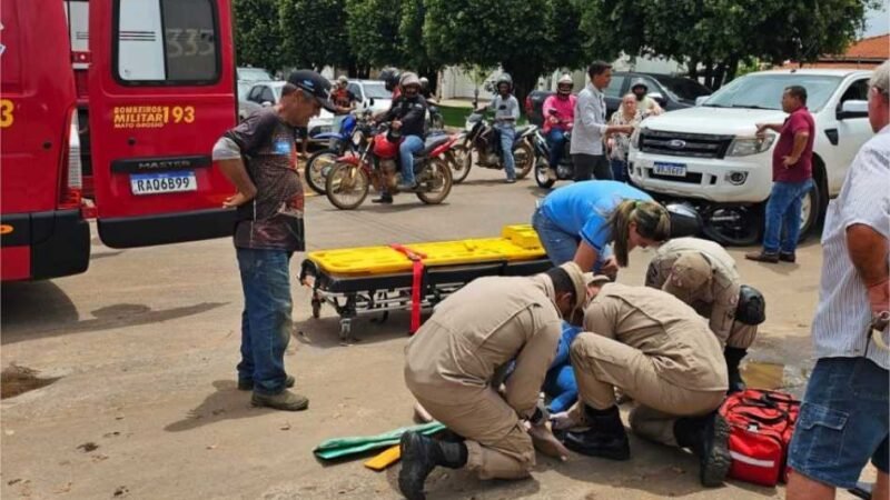 Mulher é hospitalizada após colisão entre moto e caminhonete