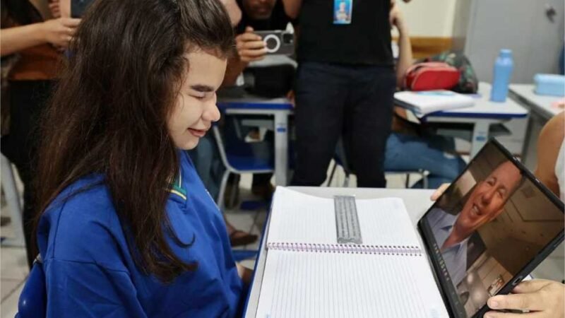 Estudante deficiente visual recebe do governador notícia que foi aprovada para intercâmbio na Inglaterra