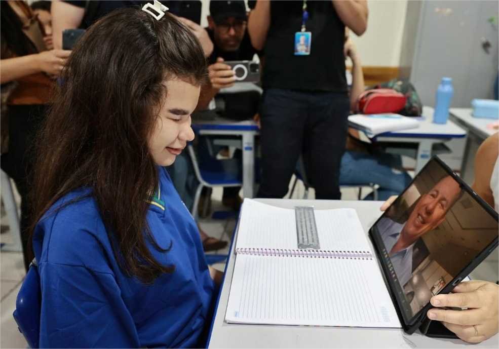 Estudante deficiente visual recebe do governador notícia que foi aprovada para intercâmbio na Inglaterra