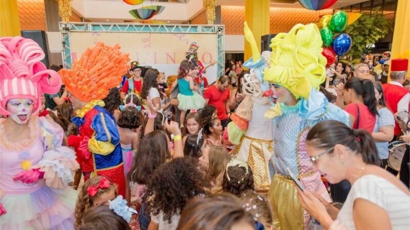 Bailinho com Caixa de Brinquedos e marchinha agitam Carnaval em shopping