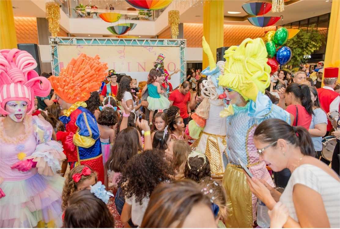 Bailinho com Caixa de Brinquedos e marchinha agitam Carnaval em shopping