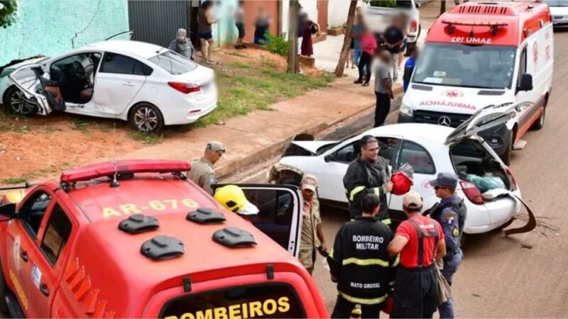 Motorista e idosa ficam presas às ferragens em acidente envolvendo dois carros