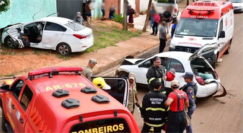 Motorista e idosa ficam presas às ferragens em acidente envolvendo dois carros