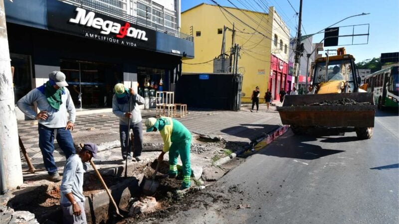 Secretaria de Obras realiza limpeza de bueiros na Avenida Tenente-coronel Duarte