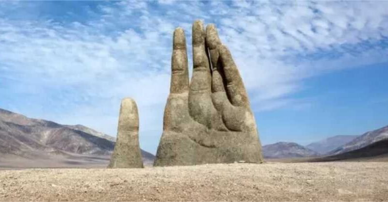 Existe uma mão gigante no deserto do Atacama, no Chile