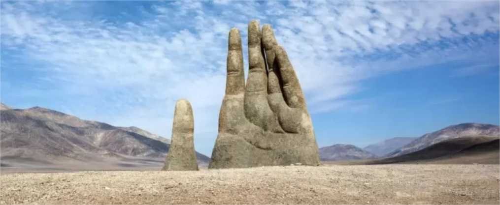 Existe uma mão gigante no deserto do Atacama, no Chile
