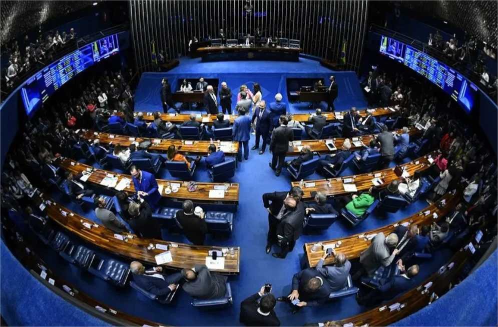 Fim da reeleição e mandato de 5 anos entram em debate no Senado