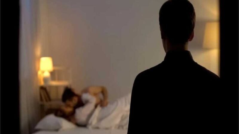 Mulher trai marido com irmão gêmeo dele e homem não sabe se é o pai