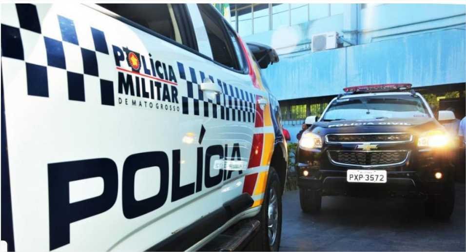 Acusado de homicídio empina moto, tenta atropelar policiais em barreira e é preso