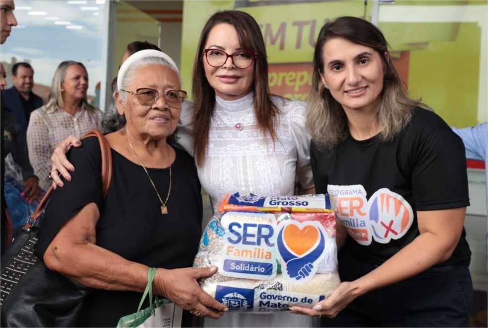 Primeira-dama de MT participa de evento filantrópico em Rondonópolis com mulheres voluntárias em ações sociais