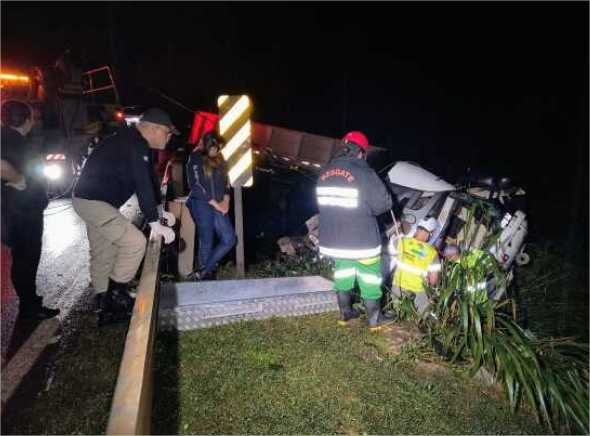 Motorista perde o controle e morre ao tombar caminhão na BR-364 em Jangada