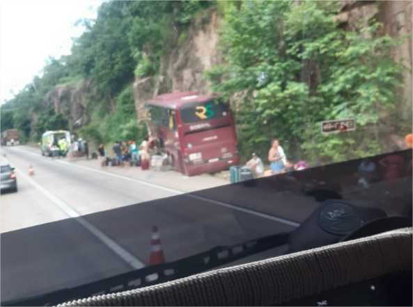 Sete ficam feridos em batida entre ônibus e carreta na Serra de São Vicente; veja vídeo