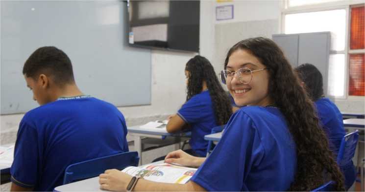 Estudantes têm até sexta-feira (15) para participar da campanha “#NossoTrajeÉAzul”