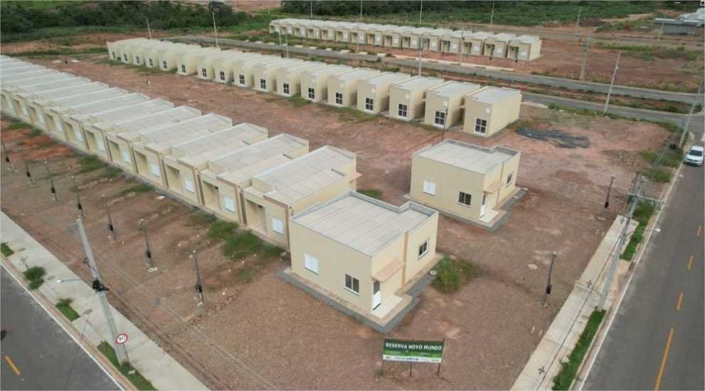 Famílias assinam contrato para aquisição de casas em Várzea Grande