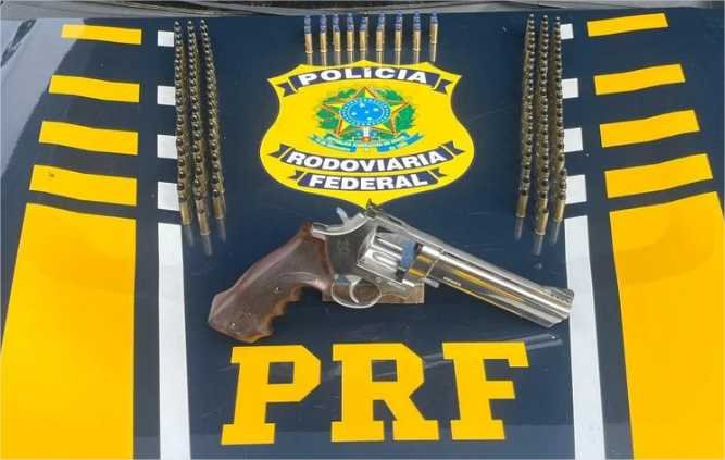 Em Vilhena/RO, PRF apreende arma de fogo