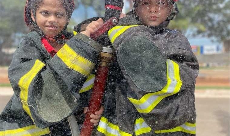 Corpo de Bombeiros Militar realiza instrução de combate a incêndios para crianças e adolescentes