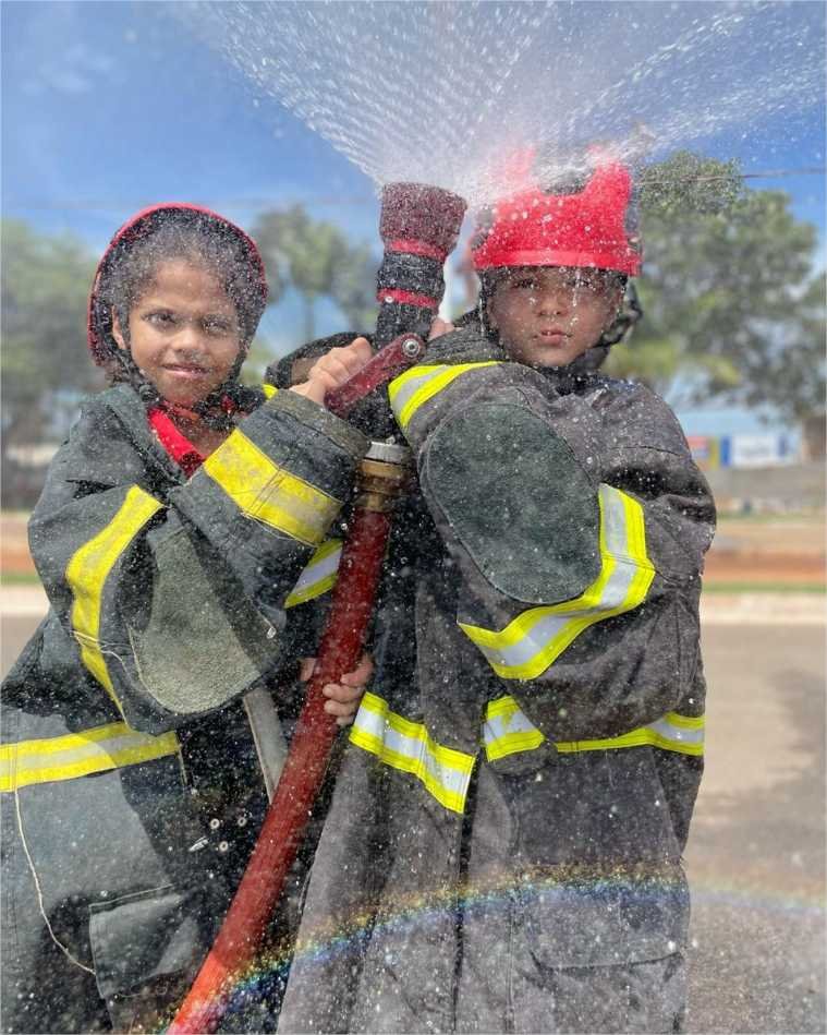 Corpo de Bombeiros Militar realiza instrução de combate a incêndios para crianças e adolescentes