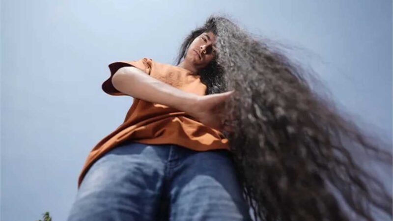 Adolescente indiano bate recorde mundial com cabelo extraordinariamente longo