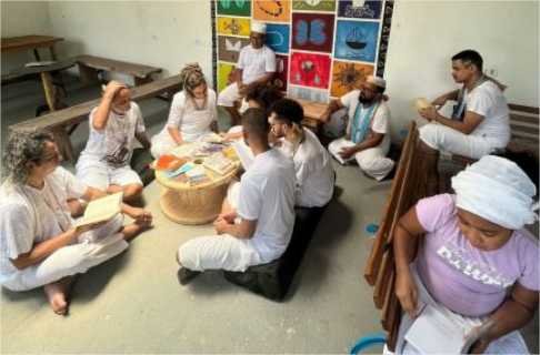 Casa de candomblé inaugura biblioteca com obras para população negra