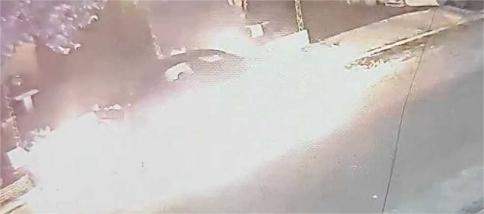 Câmera flagra homem ateando fogo em carro de empresária em Juína; veja vídeo