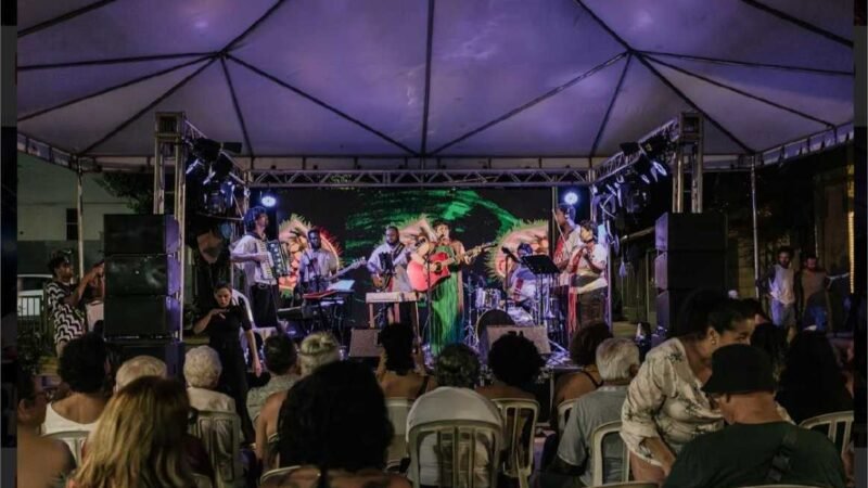 Cantora Estela Ceregatti emociona em show intimista que dá início a turnê nacional