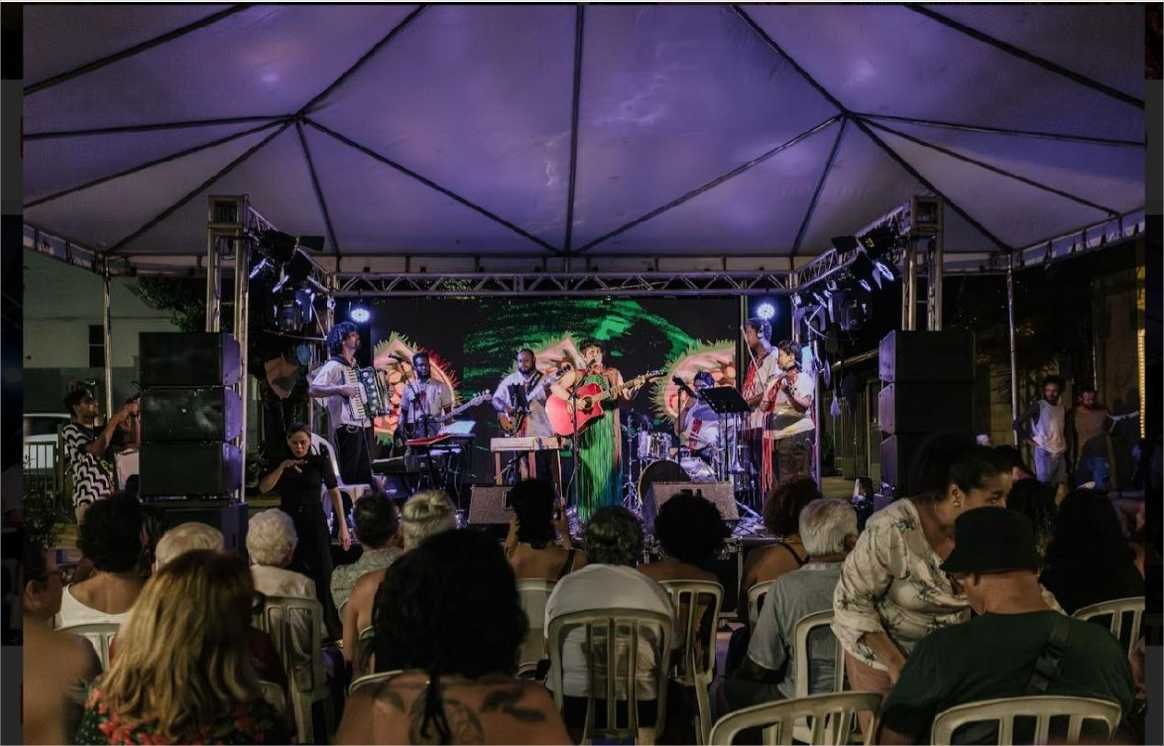 Cantora Estela Ceregatti emociona em show intimista que dá início a turnê nacional