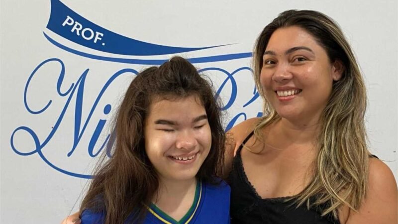 Mãe afirma que recursos de acessibilidade ajudaram estudante com deficiência visual a ser aprovada para intercâmbio