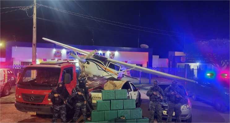 PM flagra criminosos colocando drogas em aeronave e apreende 460 quilos de cocaína