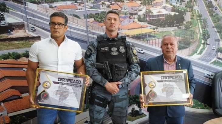 Presidente e vice-presidente da Câmara são homenageados pela Força Tática da PM