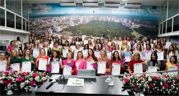 Vereadora Michelly Alencar homenageia mulheres em sessão solene