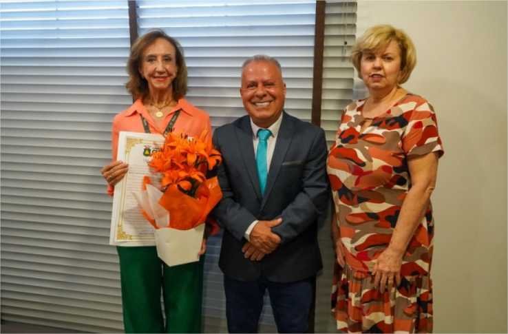 Presidente presta homenagem à proprietária de imobiliária