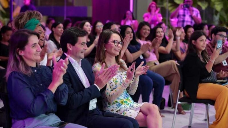 Primeira-dama de MT presta homenagem às servidoras no Palácio Paiaguás