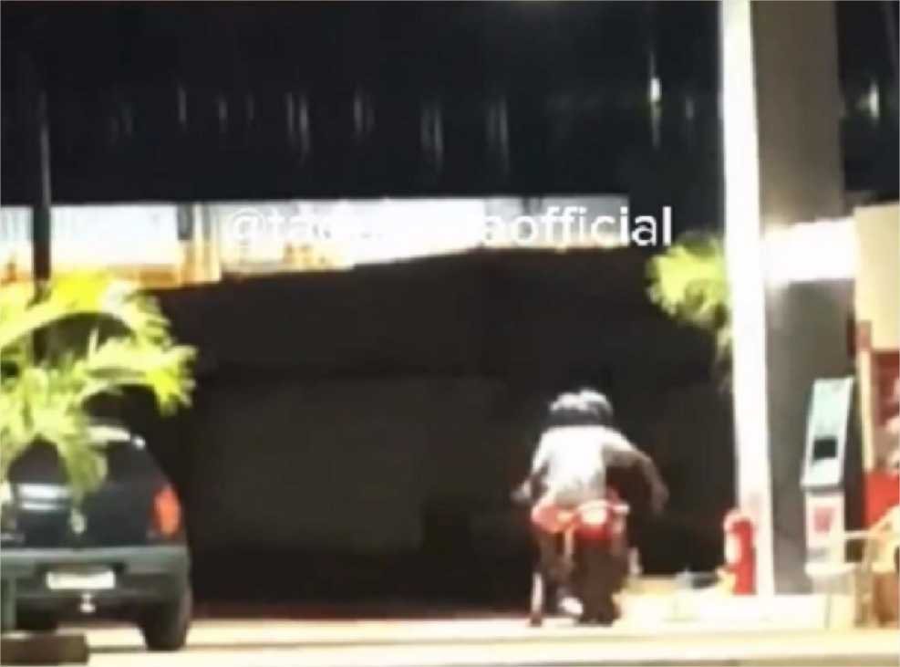 Vídeo mostra criminosos assaltando funcionário de posto de combustível; veja vídeo