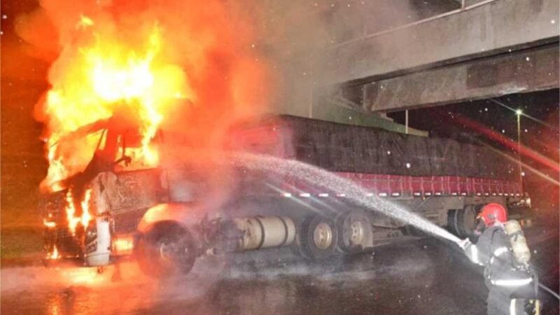 Carreta carregada de milho fica destruída após pegar fogo em MT