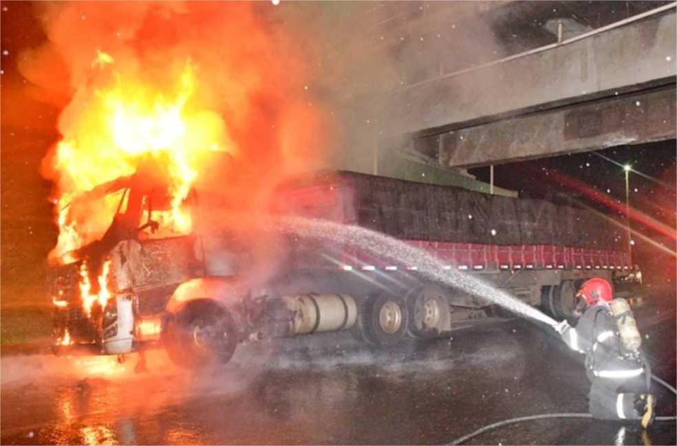 Carreta carregada de milho fica destruída após pegar fogo em MT