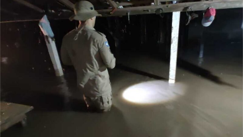 Bombeiros resgatam homem que havia desaparecido após temporal