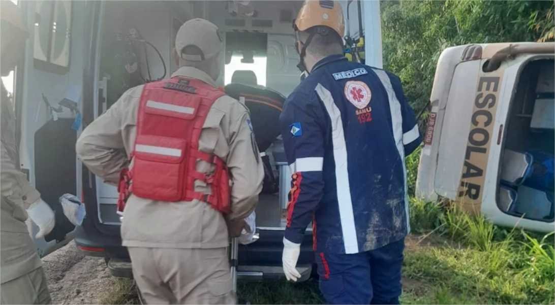 Cinco crianças são socorridas após micro-ônibus escolar tombar em rodovia