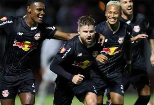 Com dois a menos, Bragantino vence o Santos e avança às quartas do Paulistão