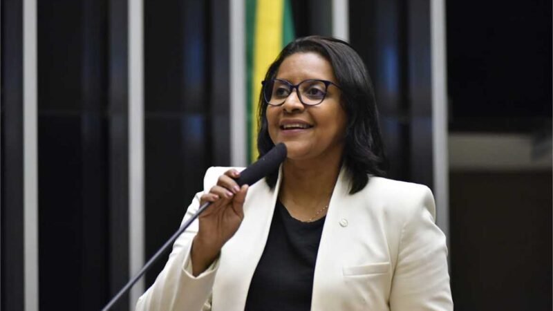 Gisela Simona recebe moção, homenagem e Título Sarita Baracat