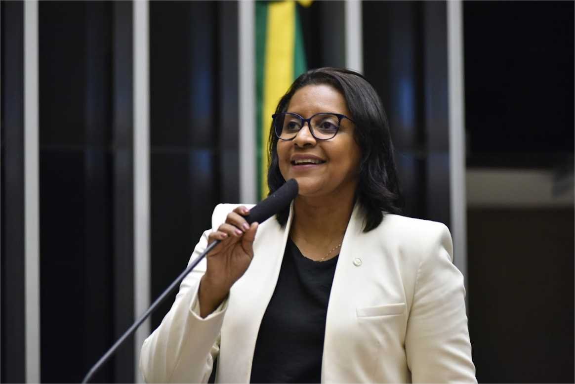 Gisela Simona recebe moção, homenagem e Título Sarita Baracat