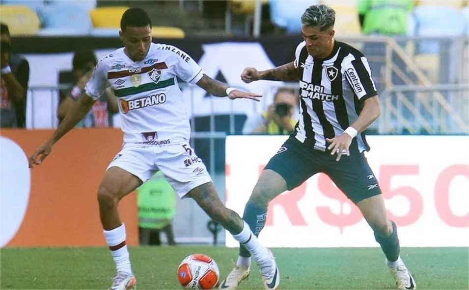 Botafogo bate o Fluminense e torce por tropeço do Vasco para avançar no Carioca